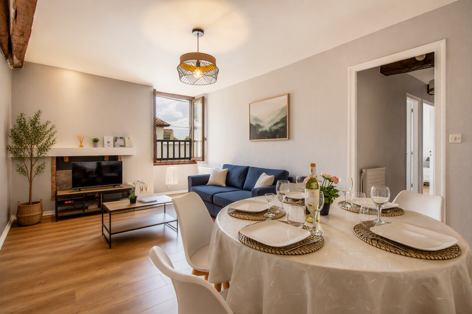 Salle à manger de l'appartement pour cure thermale à Dax centre-ville